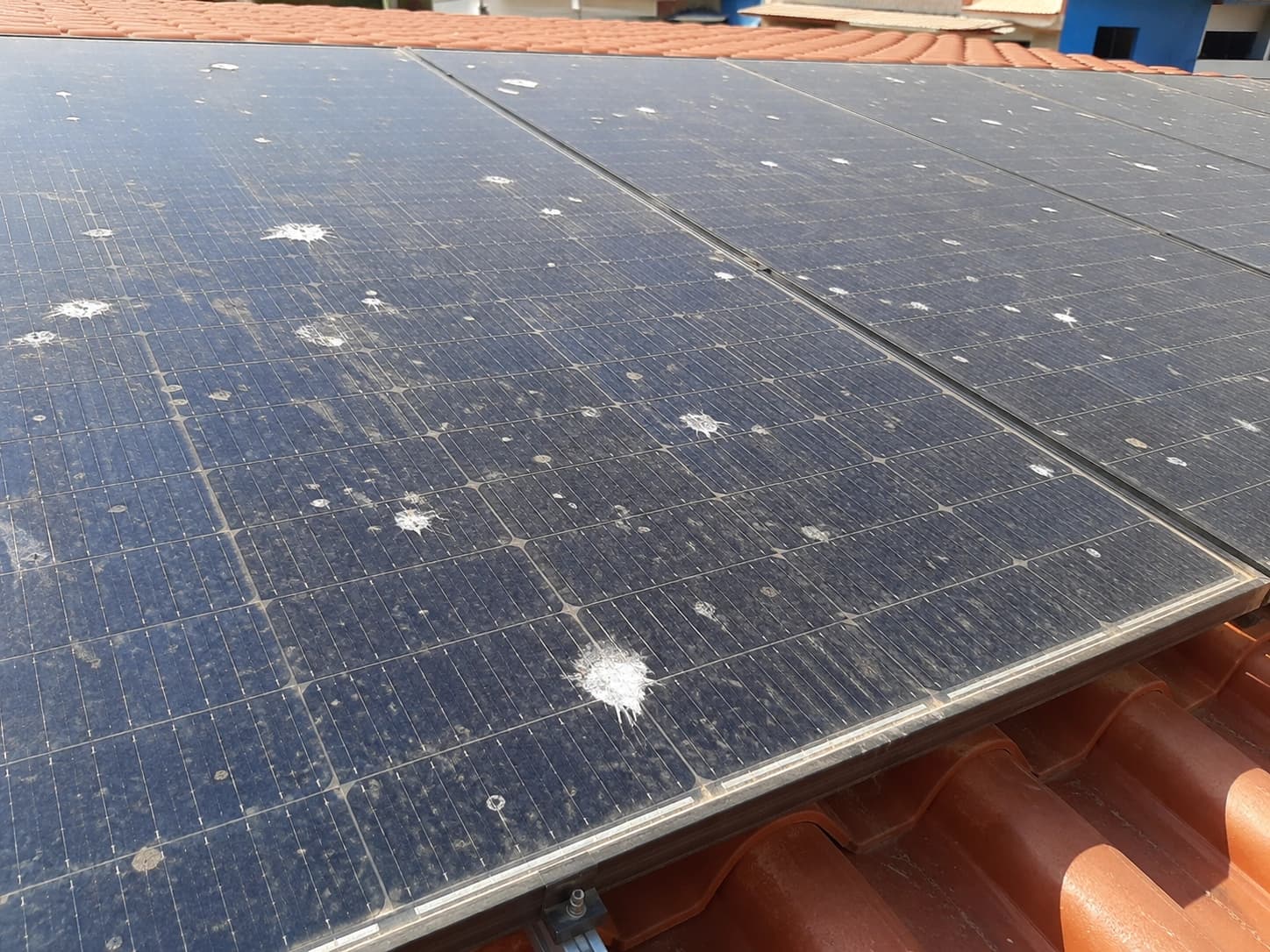 Placa solar suja antes da limpeza