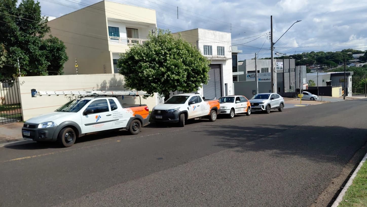 Veículos da R.Energy Solution em frente à empresa