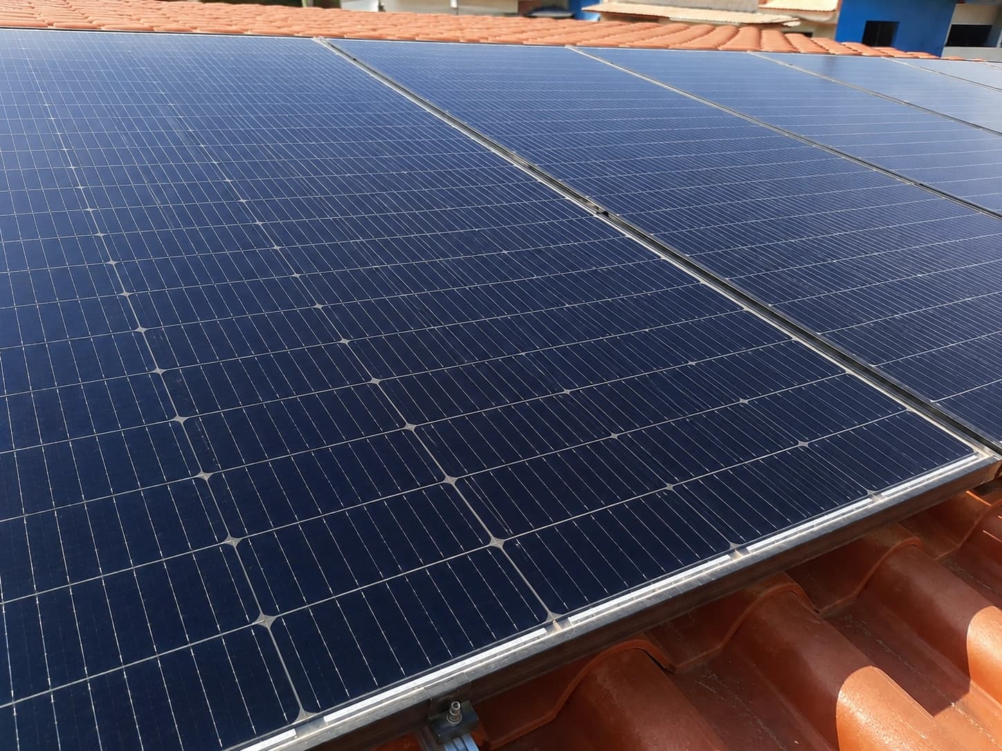Placa solar limpa após limpeza profissional R.Energy